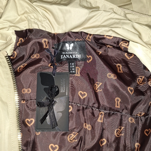 Trenchcoat. Tan shiny color. - Picture 4 of 11